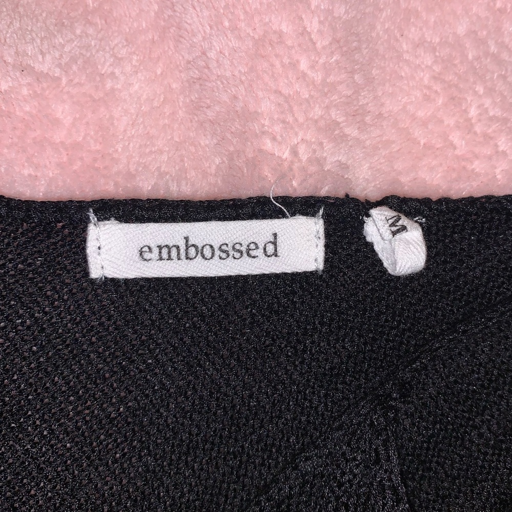 Embossed Cropped Tank Top - Picture 2 of 4